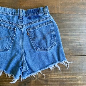 SOLD - vintage levi’s high-rise 920 denim cutoff shorts, size 6, orange tab.